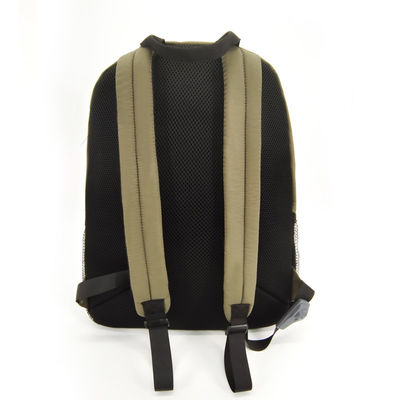 Sac à dos en nylon vert étanche à l'eau pour les randonnées en plein air