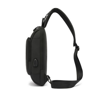 Un sac polyester unisexe à l' épaule, un sac noir avec poche arrière.
