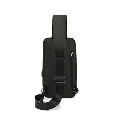 Un sac polyester unisexe à l' épaule, un sac noir avec poche arrière.