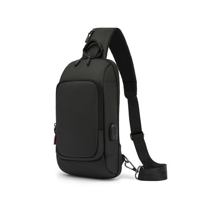 Un sac polyester unisexe à l' épaule, un sac noir avec poche arrière.