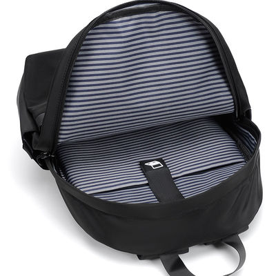 Un sac à dos en nylon doux unisexe avec doublure en polyester