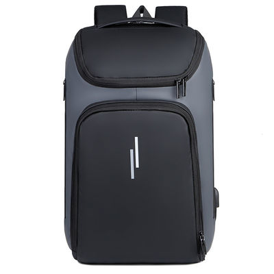 Pas de logo, des produits prêts, un sac à dos noir, un ordinateur portable, un sac à dos complexe et luxueux.