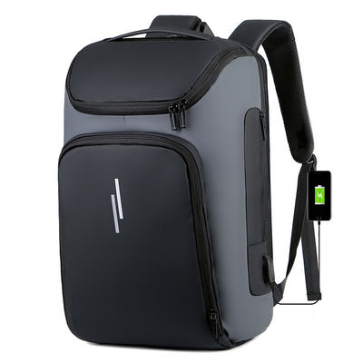 Pas de logo, des produits prêts, un sac à dos noir, un ordinateur portable, un sac à dos complexe et luxueux.