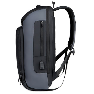 Pas de logo, des produits prêts, un sac à dos noir, un ordinateur portable, un sac à dos complexe et luxueux.
