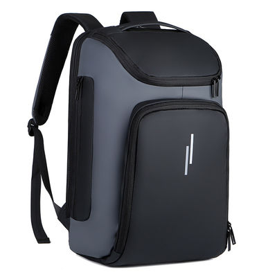Pas de logo, des produits prêts, un sac à dos noir, un ordinateur portable, un sac à dos complexe et luxueux.